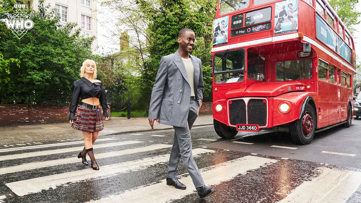 'Abbey Road Studiooooos!' 🚌🎵 Ncuti Gatwa & Millie Gibson joined the #DoctorWho Routemaster at the end of its tour - and on to the premiere! 🤩