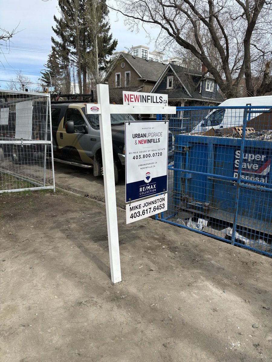 Unique infill in ⁦@InglewoodYYC⁩ Duplex with secondary suites. Duplex gets backyard. Secondary suites get front shared patio street entrance. Definitely changes the streetscape and pedestrian experience. ⁦@NewInfills⁩ ⁦@fedyyc⁩ ⁦@CalHeraldHomes⁩ #housing