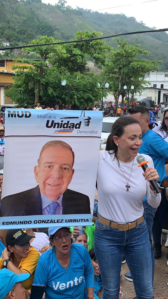 freddysuperlano's tweet photo. Desde Chabasquen @MariaCorinaYA llama a todo el pueblo venezolano a apoyar a nuestro candidato @EdmundoGU 

Miles de ciudadanos vinieron a escuchar nuestro mensaje, la unidad de todos es fundamental para el triunfo que tendremos el próximo 28 de Julio.

¡Seguimos! 🇻🇪 https://t.co/arEA5ckdst