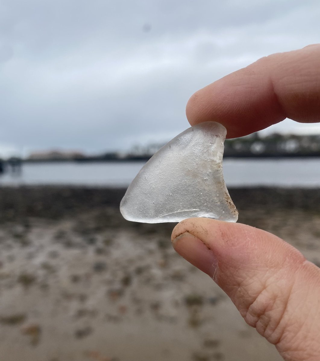 Anyone else see a dolphin dorsal fin on this gorgeous piece of seaglass I spotted? 🐬 

#dolphin #cetacean #dorsalfin #seaglass #beachcombing #northshieldsfishquay #northshields #northtyneside