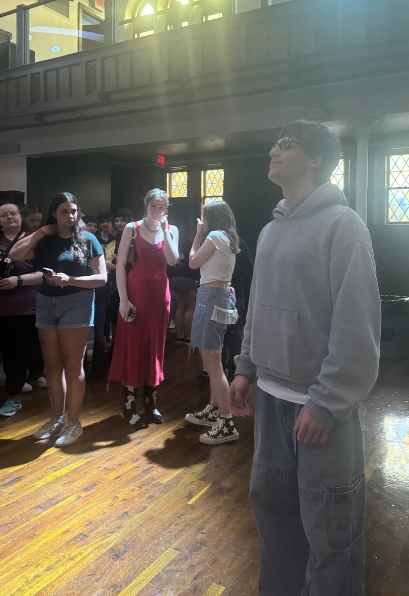 Megancomplex's tweet image. The pose vs the Polaroid 🧍🏻