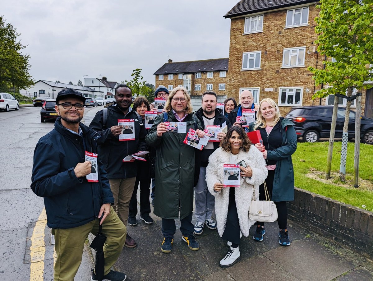 A very hard working Redbridge team canvassing this evening at Fullwell with ⁦⁦@Guy__Williams⁩. ⁦@redbridgelabour⁩ never stops. ⁦@UKLabour⁩