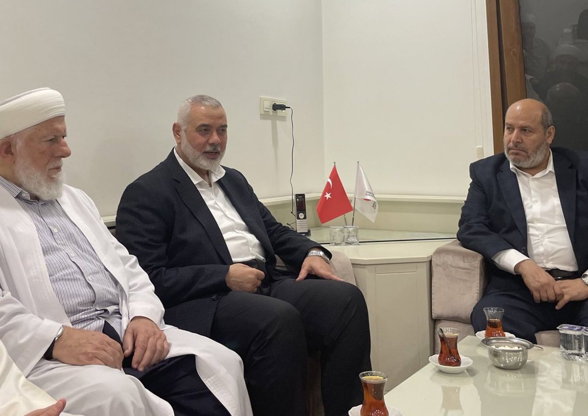 🔴 Hamas lideri İsmail Heniyye ve yönetim kadrosu, İsmailağa Cemaati lideri Hasan Efendi’nin vefatı sebebiyle cemaate taziye ziyaretinde bulundu