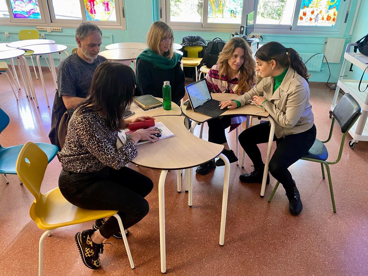 IESRosarioAcuna's tweet image. Tercera jornada de formación del proyecto #Foto_edu “La foto-elicitacion como estrategia educativa inclusiva para afrontar el absentismo escolar” Preparamos con  @calvosorayauni y @laurafdezrgo la implantación del @fotoeduproyecto con alumnos
 @uniovi_info