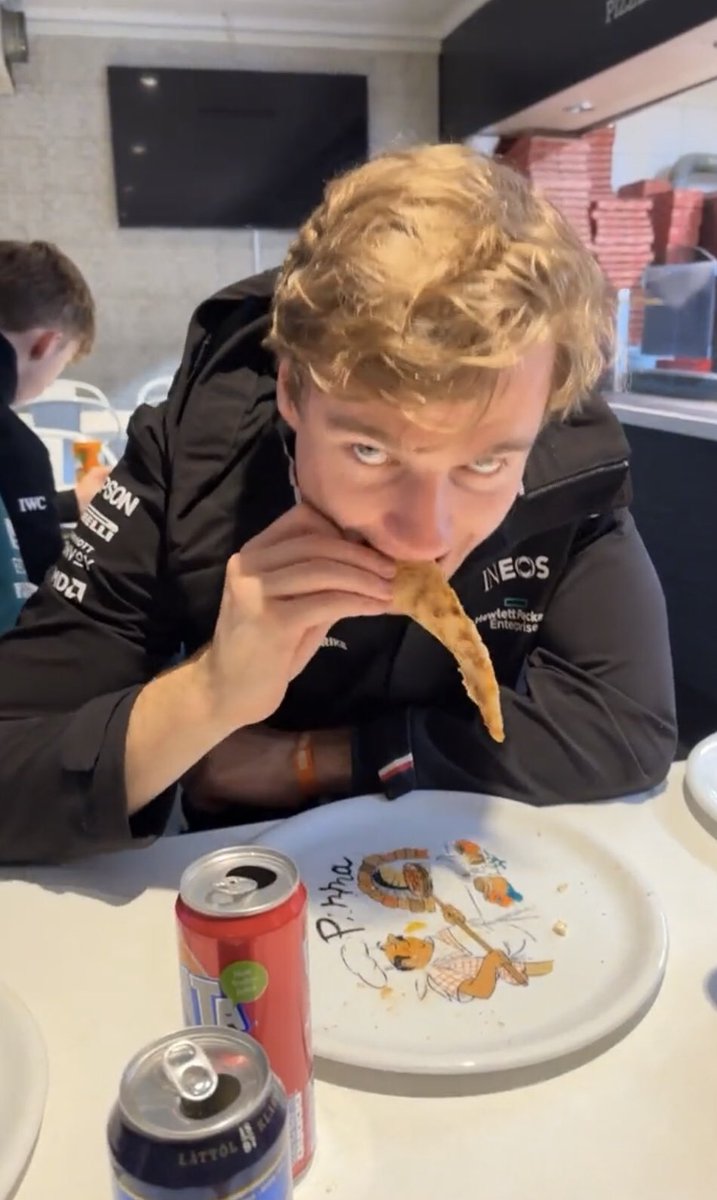 Static_vv's tweet photo. @jarno_opmeer @DuncanHofland Your not allowed to judge people on how to eat pizza https://t.co/Zq5EFDrQFJ