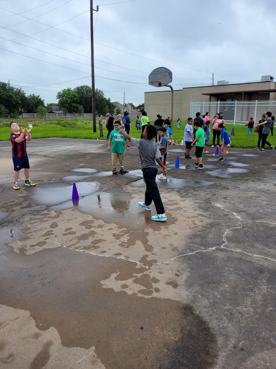 SchonePet's tweet photo. Field Day Fun!@PetroskyPirates https://t.co/BVXhiUso3H