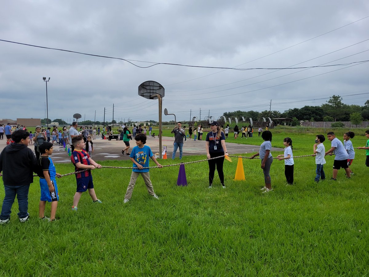 SchonePet's tweet photo. Field Day Fun!@PetroskyPirates https://t.co/BVXhiUso3H