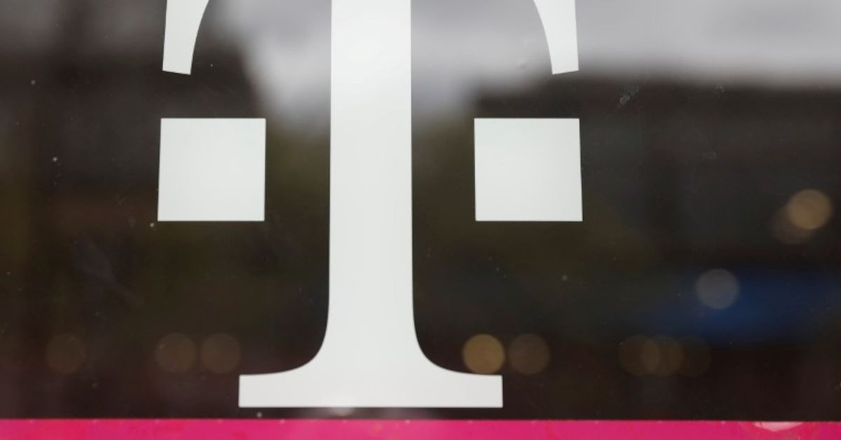 Reuters's tweet photo. US FCC approves T-Mobile deal to buy budget provider Mint Mobile https://t.co/Abu5FlKPyQ https://t.co/4ID8sYrjZa