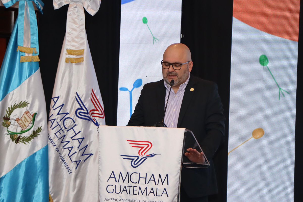 Rodolfo Sáenz Agüero Presidente de la Junta Directiva de #AmChamGT comparte las palabras de bienvenida en el evento #DíaMundialDeLaPI “Hoy, en este evento, exploraremos cómo la propiedad intelectual no solo impulsa la innovación y la creatividad, sino que también amplía las
