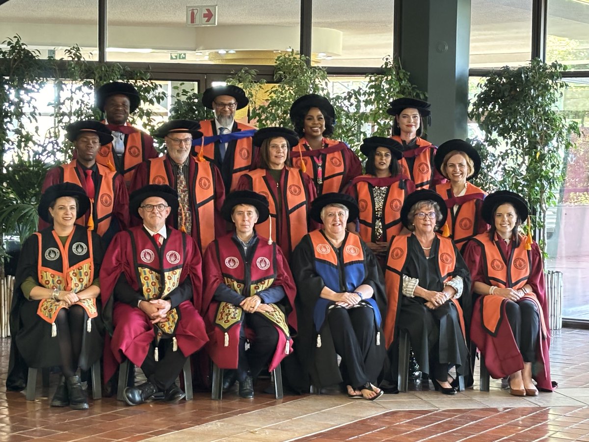 Proud moment with Accountancy@uj 6 newly graduated PhDs and their supervisors at tonights graduation #SOA  #CBE# ⁦@UJAccountancy⁩