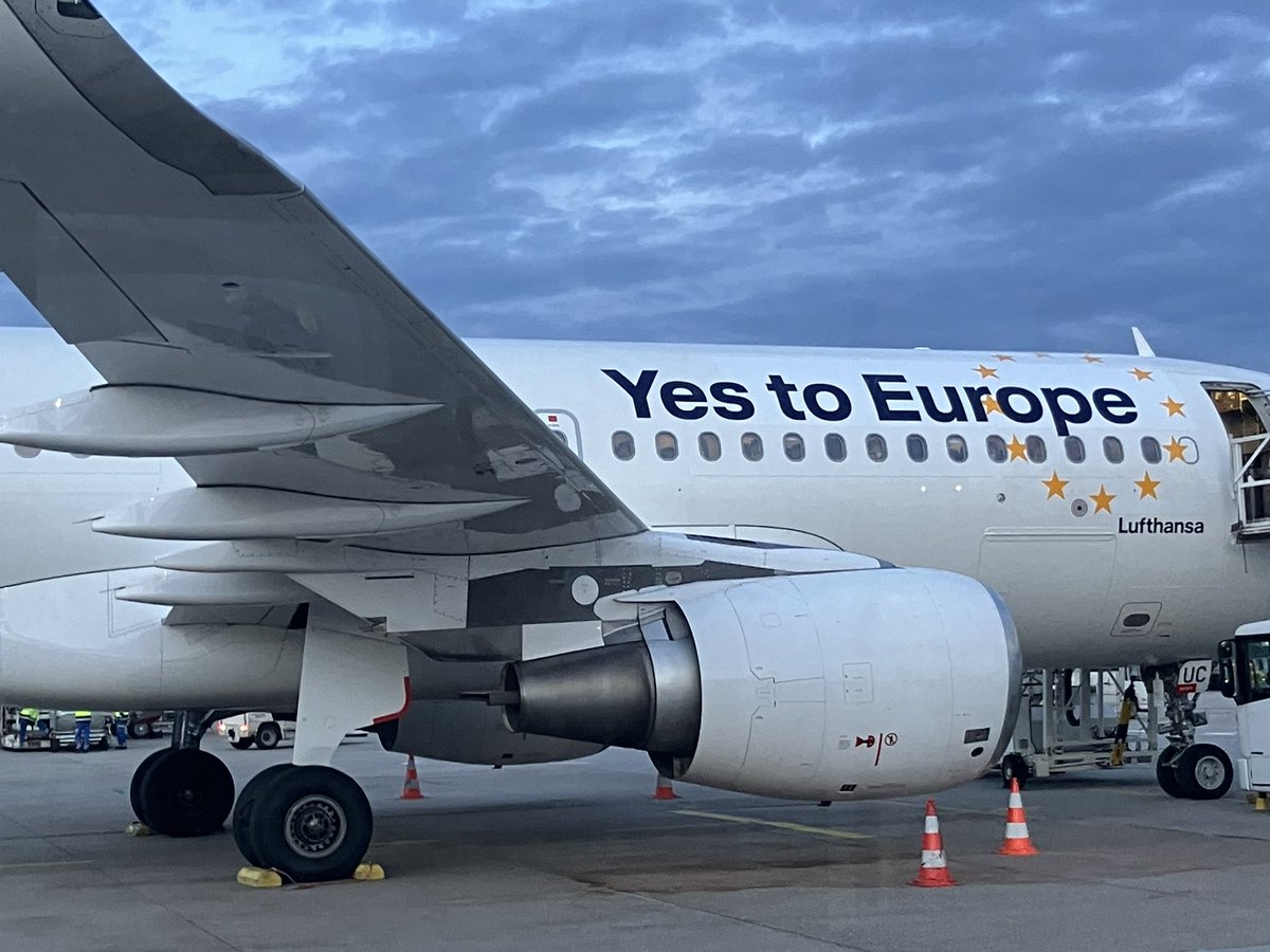 Nice to see ,’Yes for Europe’ on @lufthansa planes @Airport_FRA . What about @AerLingus & @Ryanair following suit ?