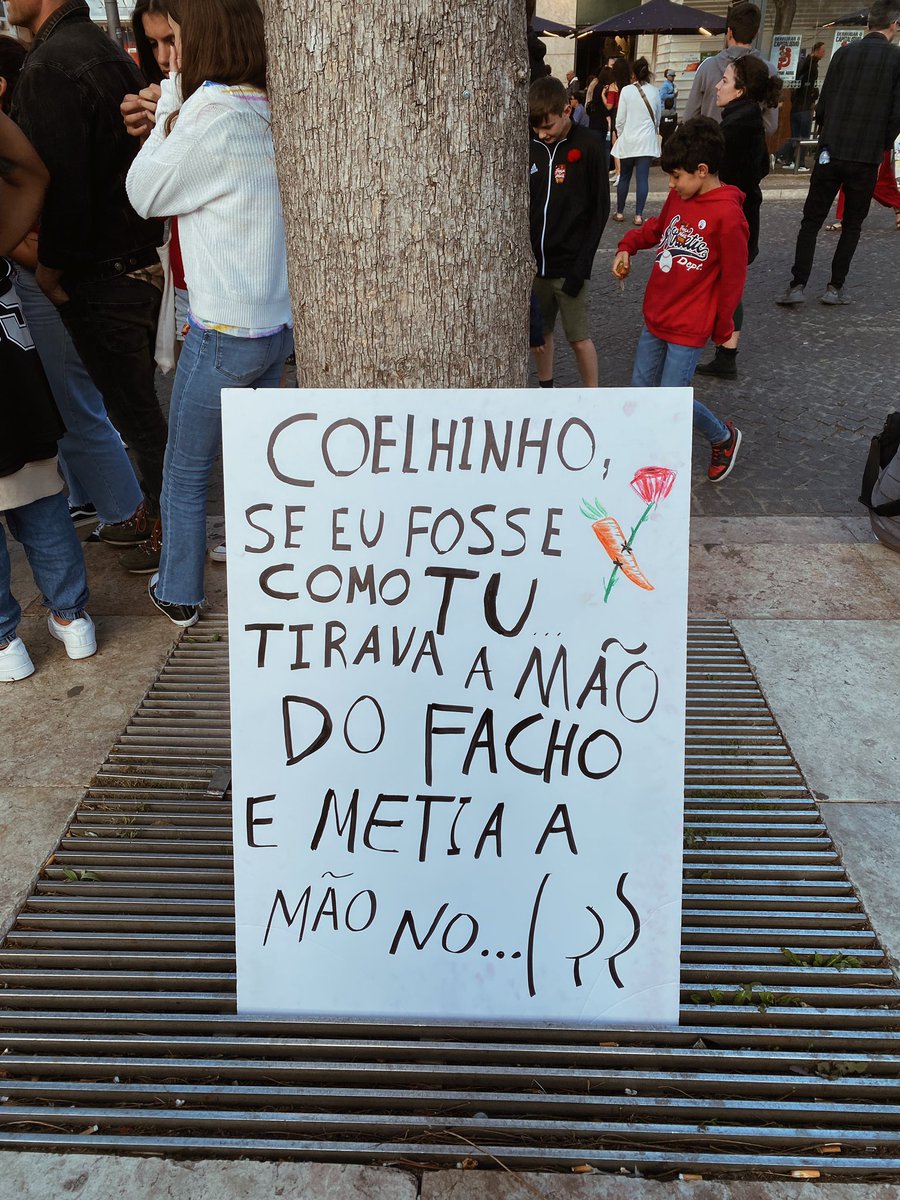 AdrianFCardoso's tweet image. O dia mais bonito do ano. Que Abril se continue a escrever por linhas de Liberdade.