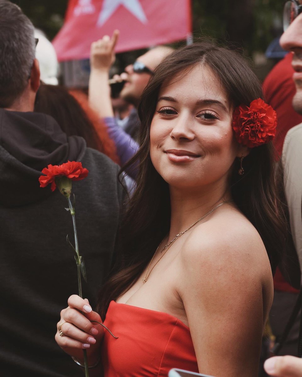 AdrianFCardoso's tweet image. O dia mais bonito do ano. Que Abril se continue a escrever por linhas de Liberdade.