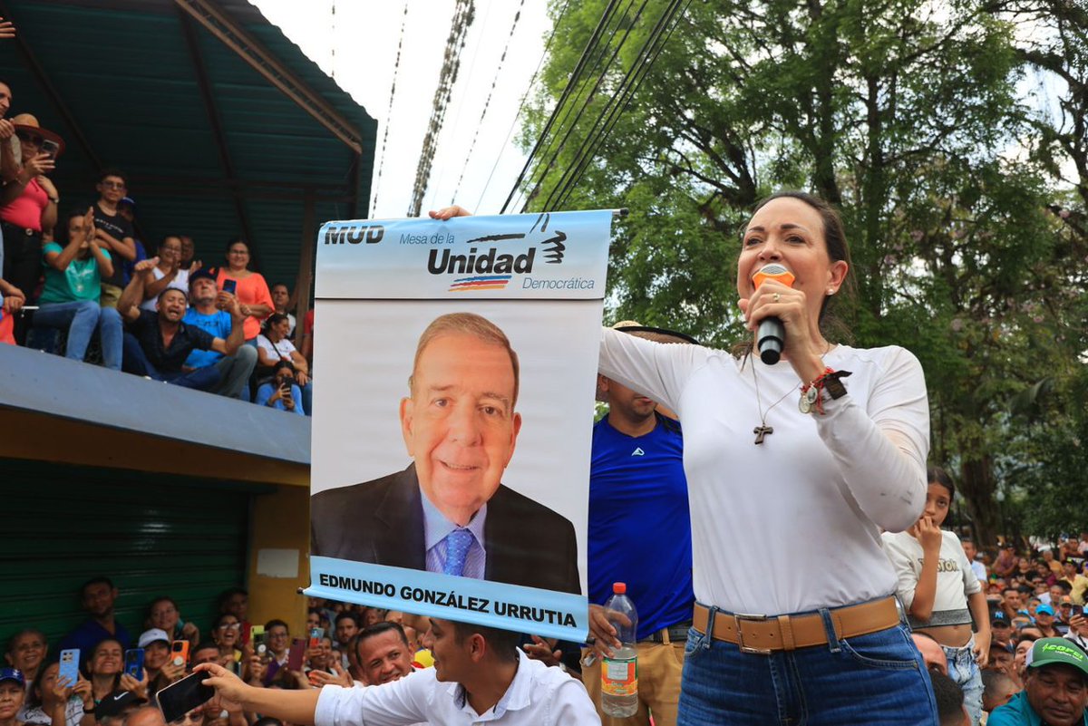 La foto del día: En medio de una autocracia seudoelectoral, que abre una pequeña rendija para la transición, es evidente que una campaña electoral tiene que ser sui géneris. En Venezuela, tenemos hoy un candidato formal y una candidata de campo. Edmundo González es la garantía…