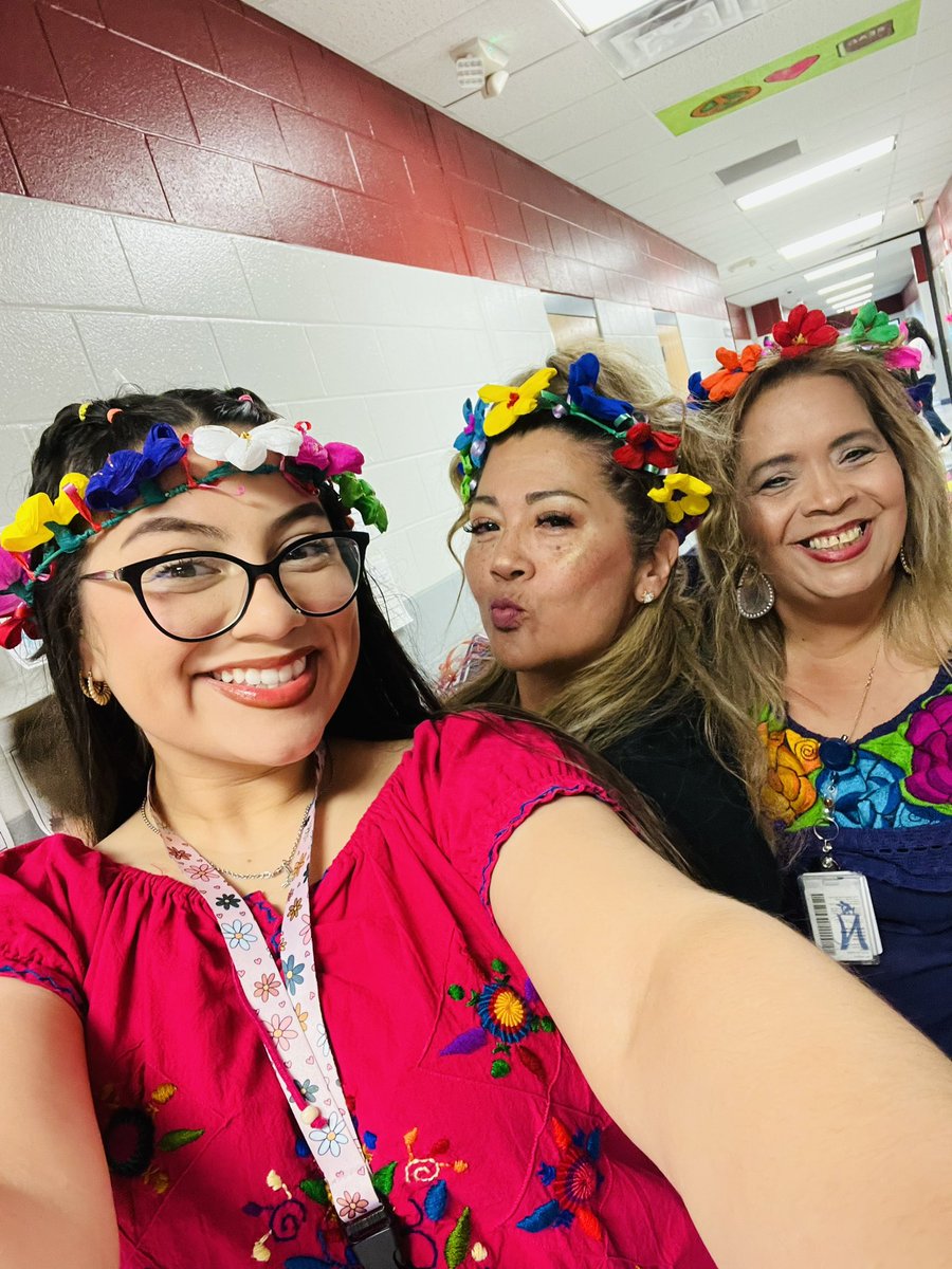 heyyheyyboo's tweet image. Bringing The Fiesta wherever we Go!! EHS @NISDEvers  #unicorns  #fiestavibes  #parade2024  @missynoelliott