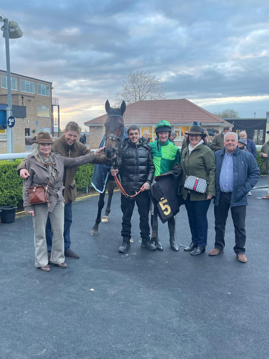 𝐖𝐢𝐧𝐧𝐞𝐫: 𝐉𝐮𝐛𝐢𝐥𝐚𝐧𝐭🥇 50 winners on the board! Jubilant powers away under Caoilin Quinn to win the last at Huntingdon. Congratulations to Richard & Trudi Sage and a big well done to everyone at home who have made all of these winners happen!👏🏻 #jamesowenracing