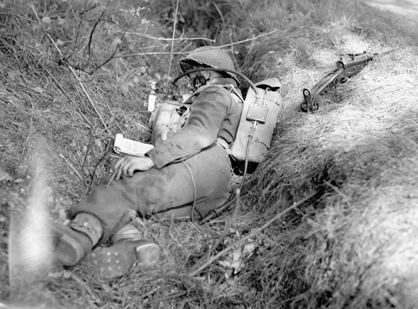 A signalman of The Royal Regiment of Canada with a No.18 wireless set near Dingstede, Germany, 25 April 1945. Credit: Daniel Guravich.