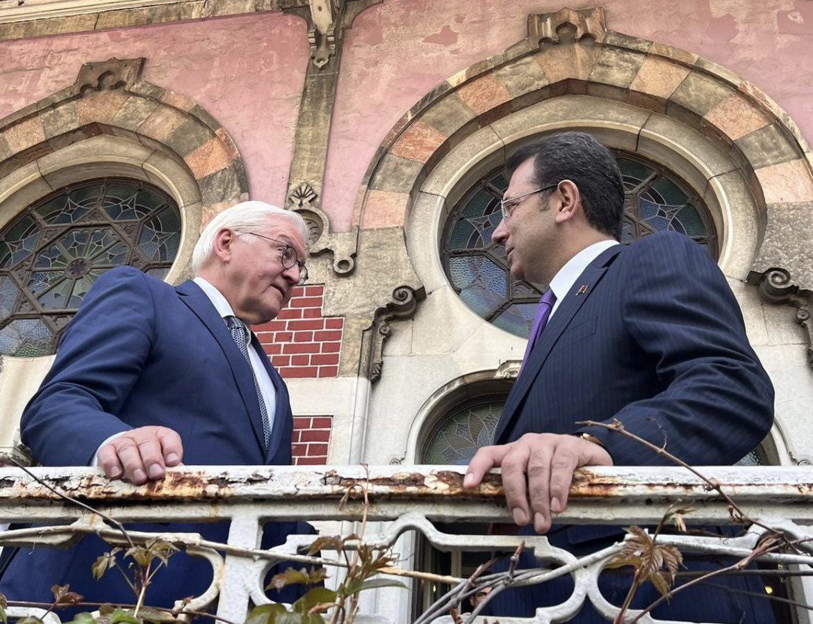 Birisi büyük Türk devlet'i olmanın hayalini kuruyor ,
Düğeri Batı müstemlekesi olarak yaşamanın hayalini..
Birisi döner kesmeye geliyor ,
Diğeri dünyaya racon kesmeye gidiyor...