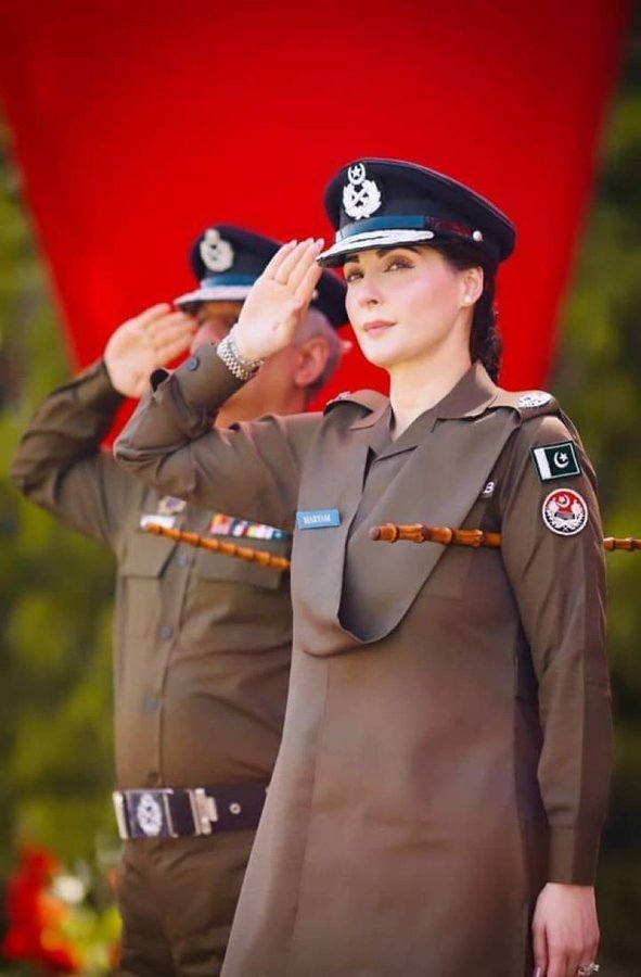 realrazidada's tweet photo. وردی سجی بھی تو بہت ہے۔
سڑنا تو بنتا تھا۔
😂😂 https://t.co/Hx8z7rEAH5