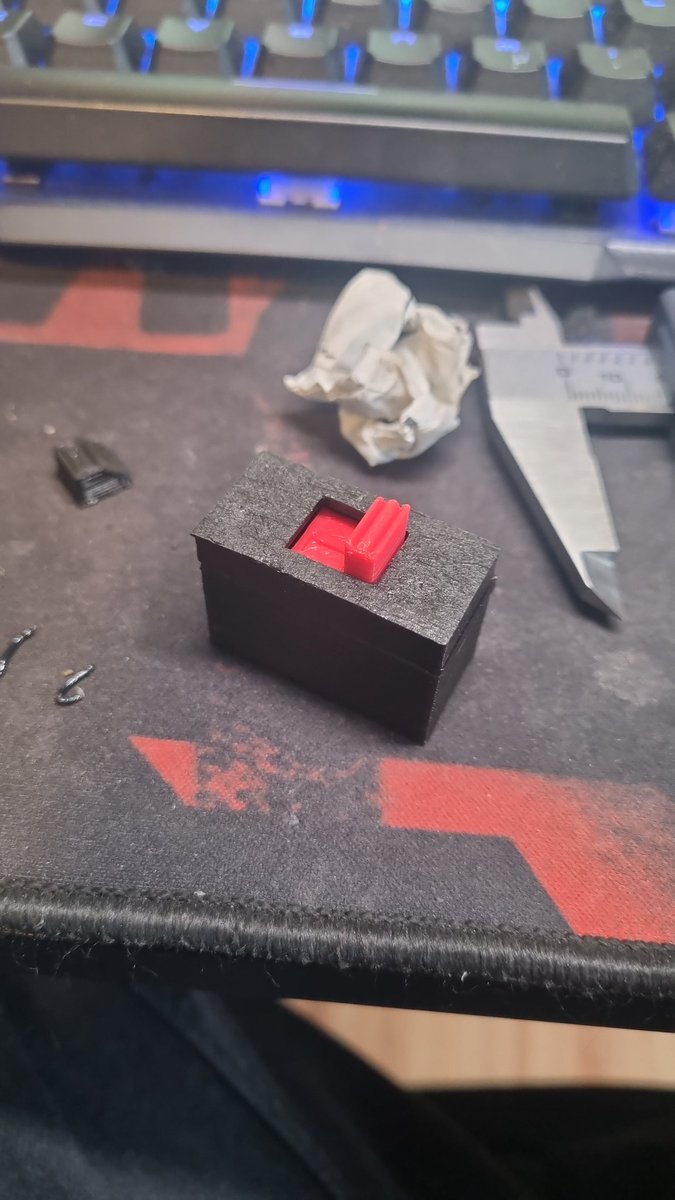 JustinRohmund's tweet image. Habe ein schalter selbst gebaut. Das Gehäuse und den Schaltechanismus habe 3D gedruckt. Für den Draht habe ich ein 1,5 Quadrat Kabel genommen und flach geklopft. Ich finds Cool.

#3ddruck #drucken #drucker