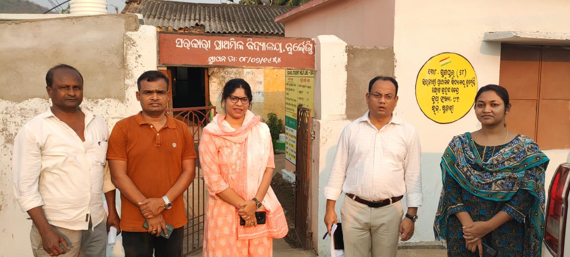 Respected CDO-cum-EO Sir visited Gudari Block today. Sir interacted and gave valuable feedback at the training centre. Visited polling station to ascertain the status of AMF, interacted with BLO. @DM_Rayagada @ECISVEEP @OdishaCeo #DeshKaGarv #rayagada