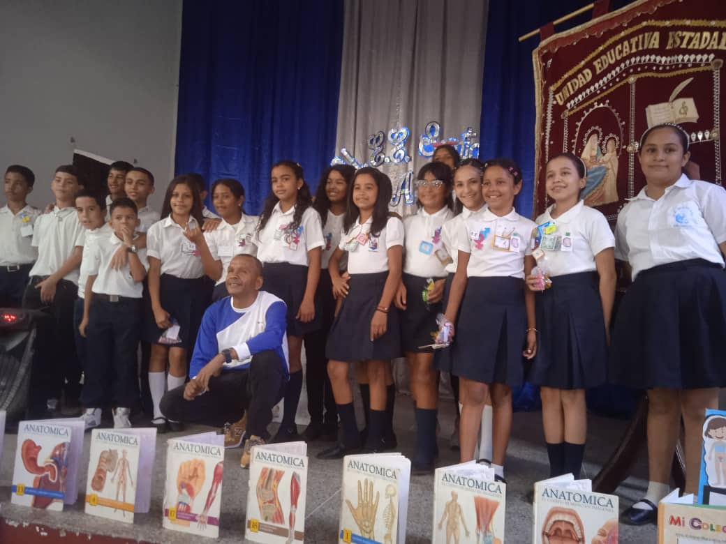 cdcesancasimiro's tweet photo. Defensa de trabajo de los niños y niñas de 6to grado de la UEE Santa Ana del municipio San Casimiro.
#UnionDeLosPueblos
@NicolasMaduro 
@_LaAvanzadora 
@MPPEDUCACION 
@LeiraSuarezPsuv https://t.co/70E0T7jT1d