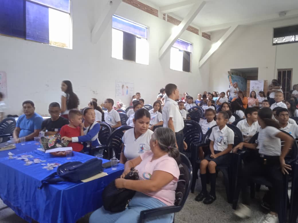cdcesancasimiro's tweet photo. Defensa de trabajo de los niños y niñas de 6to grado de la UEE Santa Ana del municipio San Casimiro.
#UnionDeLosPueblos
@NicolasMaduro 
@_LaAvanzadora 
@MPPEDUCACION 
@LeiraSuarezPsuv https://t.co/70E0T7jT1d