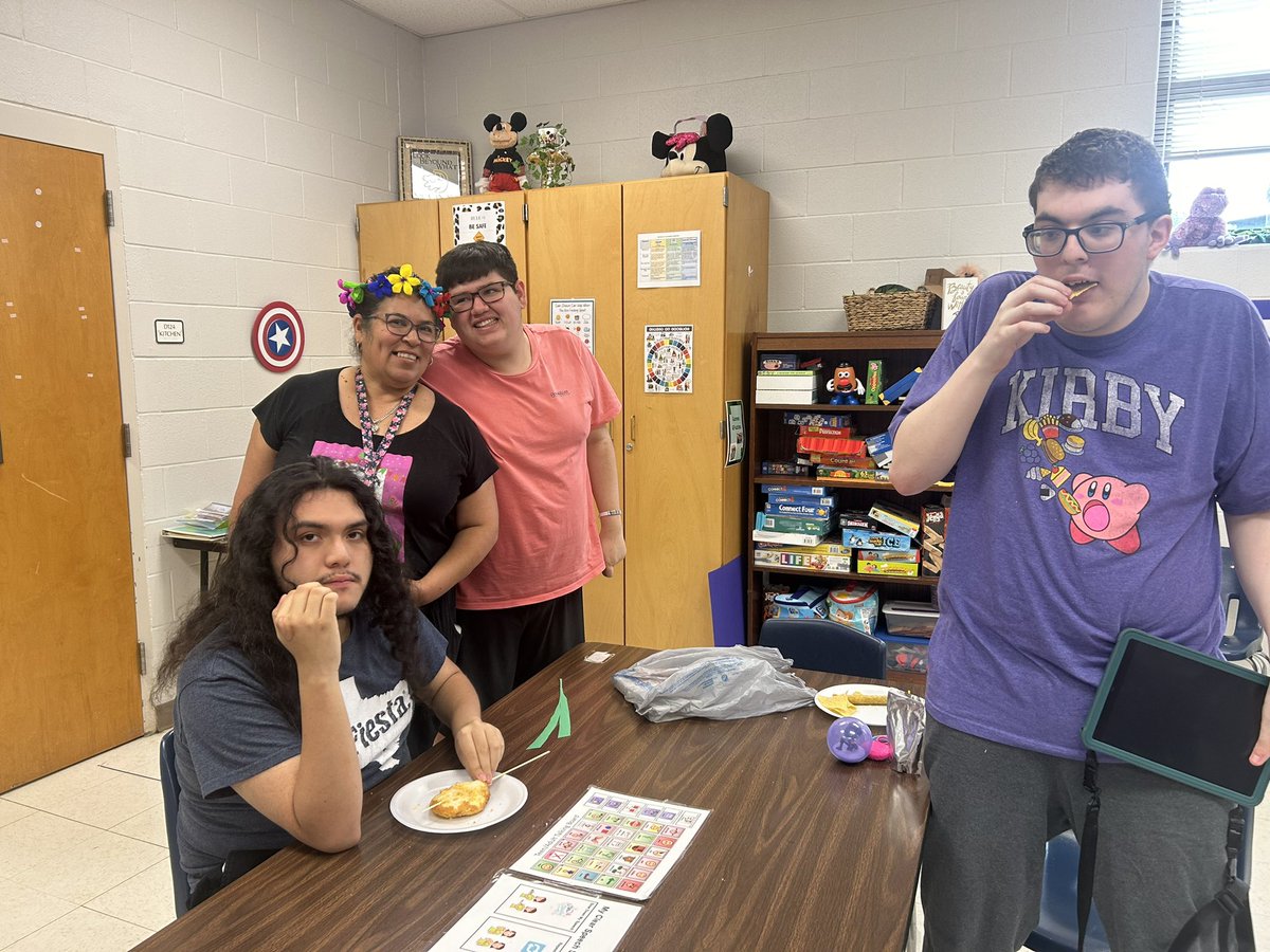 NISDReddixDemi's tweet photo. Our students celebrated Fiesta in style by socializing with other peers and sharing some of their favorite fiesta dishes ! Can you tell which one was their favorite ? #chickenonastick @VivaFiesta https://t.co/FIonyWrimo