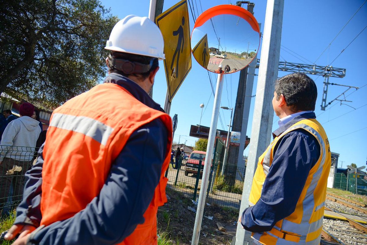 EFE Sur refuerza seguridad en cruces ferroviarios con la instalación de nuevos elementos preventivos g5noticias.cl/2024/04/25/efe…