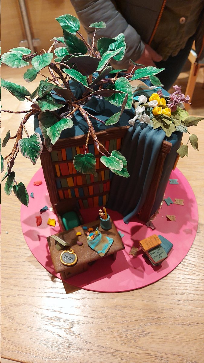 Honoured to be at the launch of the spectacular #PeregrineQuinn- @ashbwrites has not only written a brilliant magical, funny adventure, but is the nicest person too 😍 and WHAT a cake!! @piccadillypress @bonnierbooks_uk @amberivatt @Waterstones262