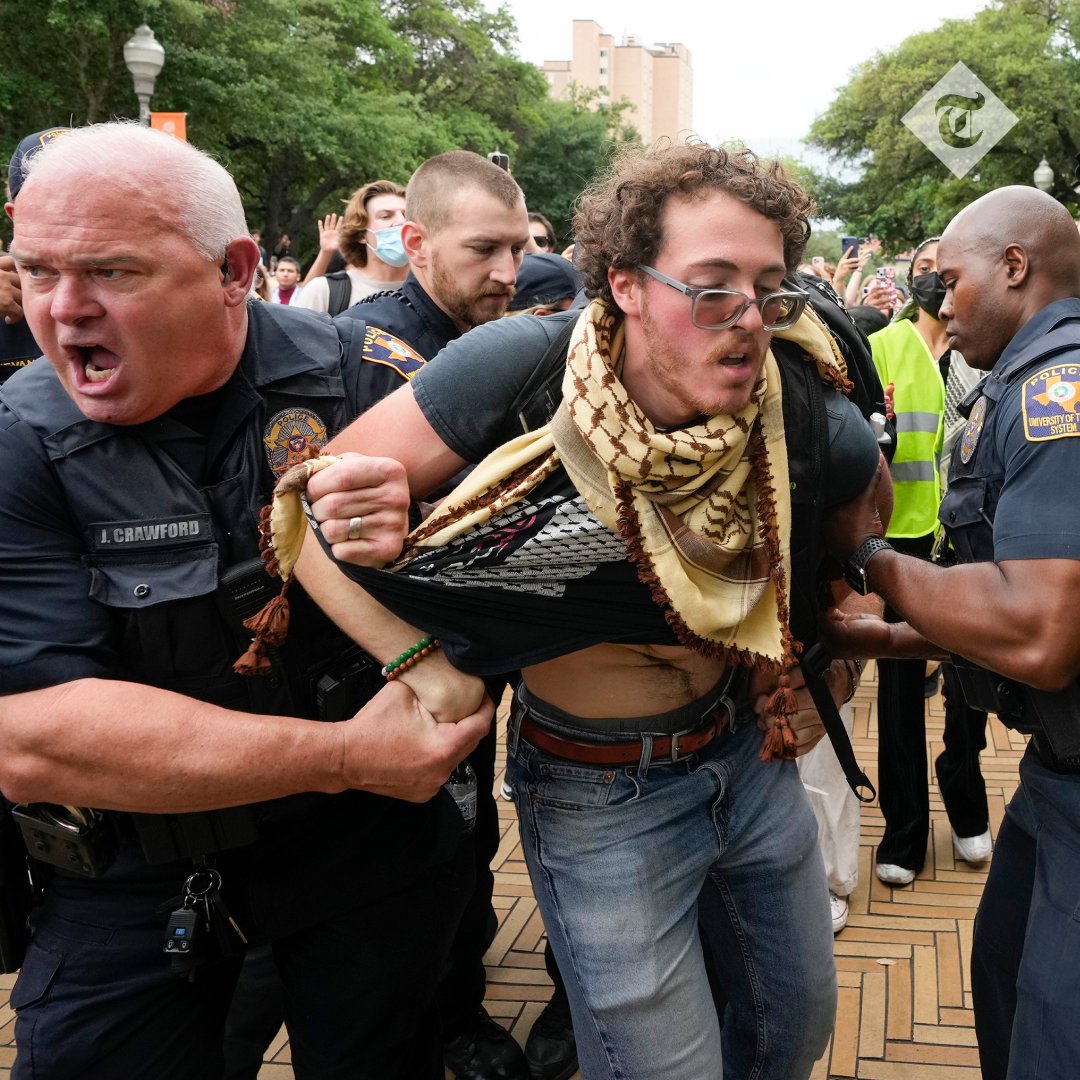 🔴Riot police clash with pro-Palestine protesters on college campuses across US Read the full story below ⬇️ telegraph.co.uk/us/news/2024/0…