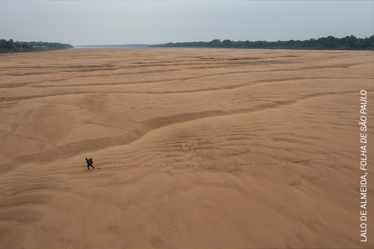 Photo of the Day | A fisherman walks across the dry bed of a branch of the Amazon River, near the Porto Praia Indigenous Community. ‘Drought in the Amazon’ by Lalo de Almeida for @folha was awarded in the #WPPh2024 Contest. Read more: bit.ly/4aMleK0