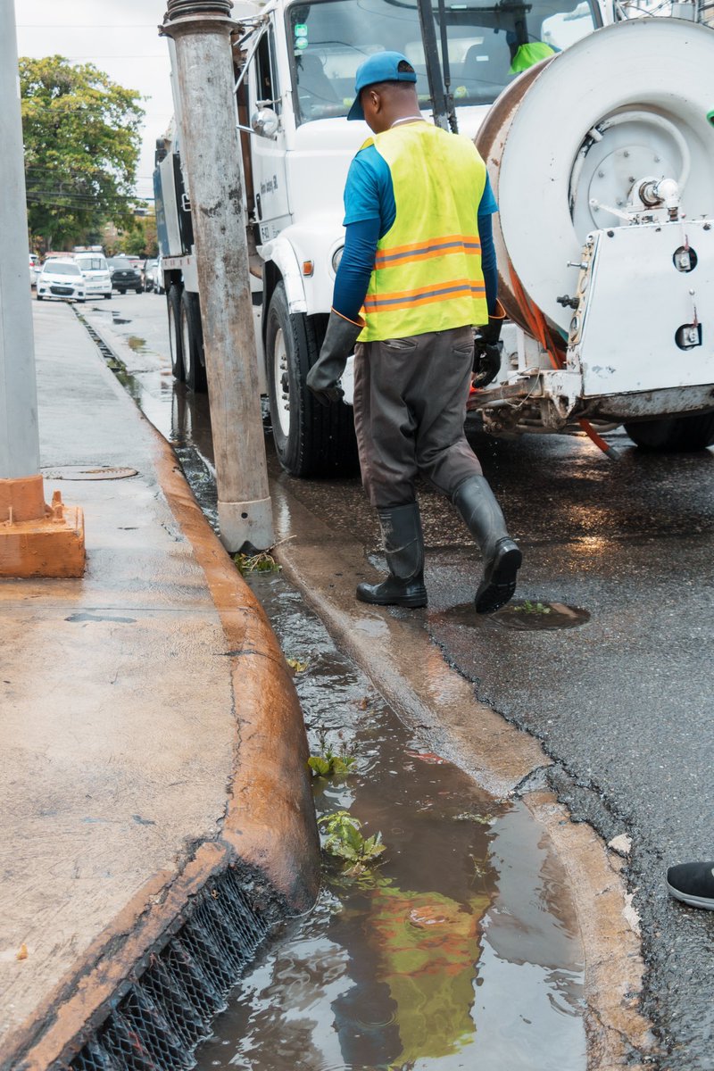 Seguimos trabajando arduamente en la limpieza de imbornales y filtrantes ante el paso de la vaguada. ⛈️ Recuerda no sacar la basura a las calles y aceras durante las fuertes lluvias. ¡Contamos contigo!