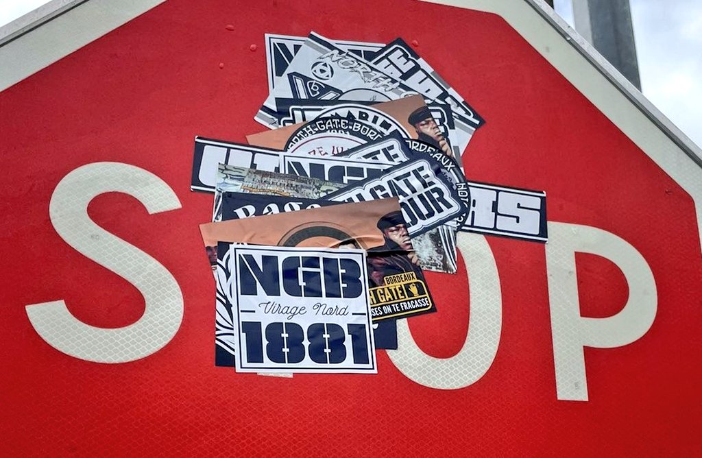 1jour1stick's tweet photo. Comme on le constate souvent avec les sticks, on peut y voir les histoires, grandes et petites des groupes.
La c'est les bails entre #UB87 et #NGB matérialisé par de multiples #surstick https://t.co/GUBJslyfUg