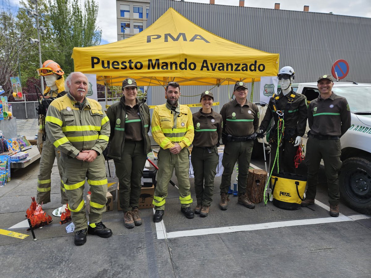 apamcyl's tweet photo. Hoy los compañeros 
#AAMM @jcyl
#Valladolid han estado en el 
#HospitalClinico
Con la @Asc_SONRISAS 
@PoliciaVALL
#Bomberos
@policia
Mostrando la aventura de nuestro servicio público y sobre todo 
Repartiendo sonrisas 
👮‍♀️🚔👨‍✈️🤣🤣 https://t.co/4e0HI5LUiK