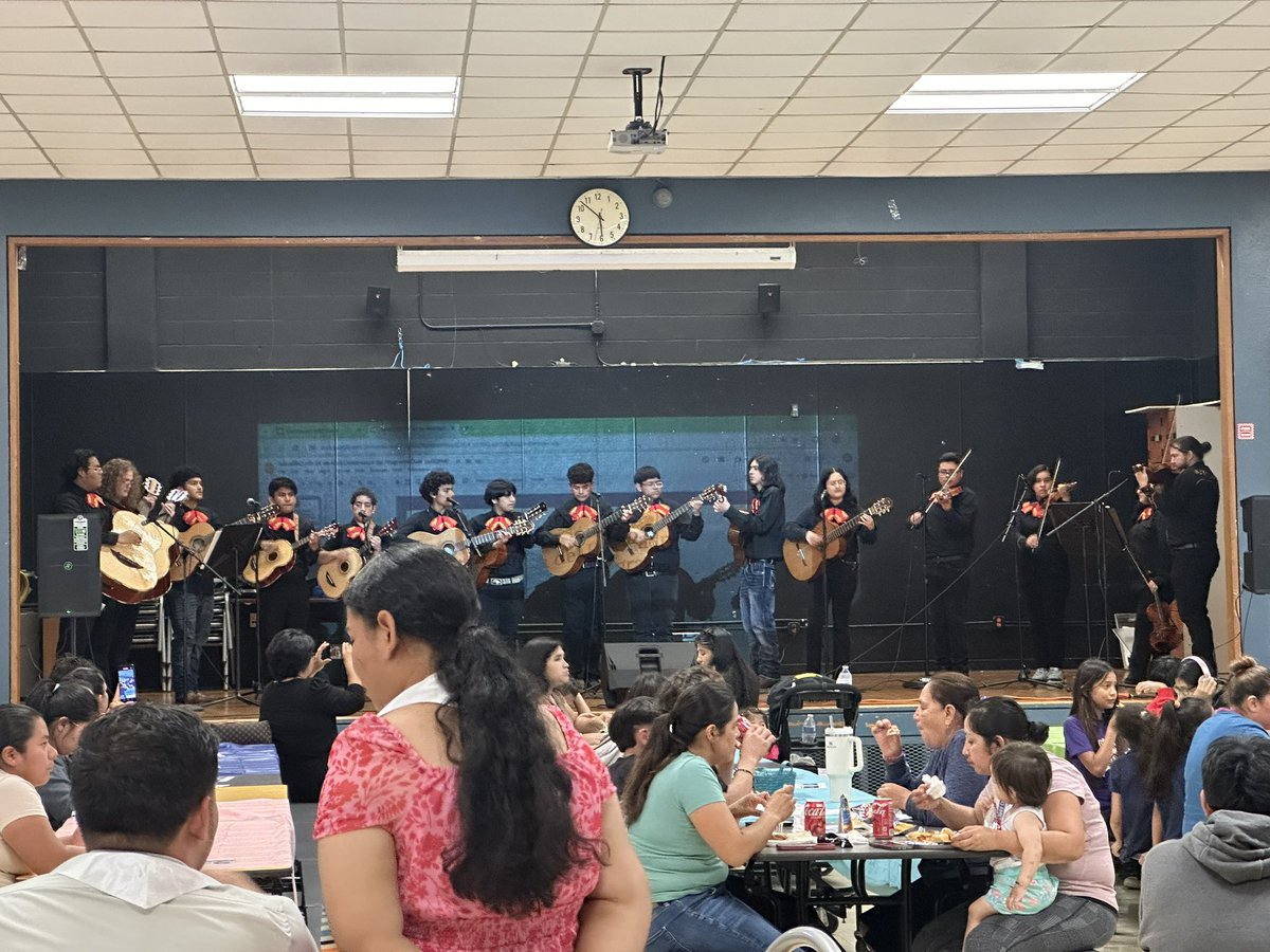 🎉 @navarro_vikings Dual Language Family Night fue un éxito✨ With a fantastic turnout, students took the stage to showcase their bilingual portfolios, offering advice to their peers on how to gain the AISD Seal of Biliteracy. Además, el aroma de pollo rico llenó el ambiente 😋