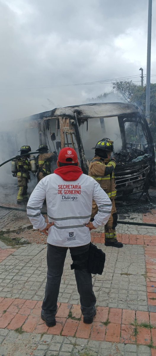 🇨🇴 🚨🚨🚨 URGENTE: Milicias pro PETRO acaban de incendiar un Bus en Bogotá.