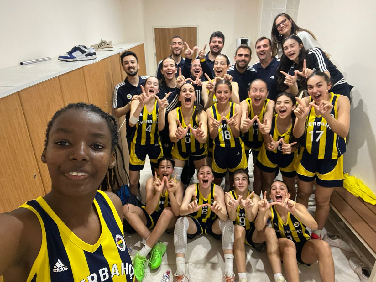 Sinop’ta düzenlenen Türkiye Şampiyonası’nda Kuzey Kıbrıs Türk Cumhuriyeti ile karşılaşan U14 Kız Basketbol Takımımız, sahadan 56-46’lık skorla galip ayrılarak çeyrek finale yükseldi. Bravo Takım! 💪 Skor dağılımımız: Ece Duru Kazmaz 21, Gift Aydın 14, Ece Çakar 9, Bilge Deniz…