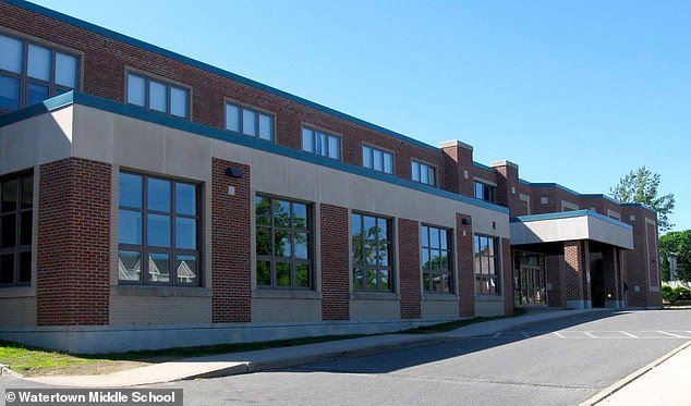 Breaking:  Middle schoolers study in FEAR after being forced back to class with ‘troubled’ trans kid who named 45 on ‘hit list’: Boston parent says ‘they know the school is not protecting them’ nybreaking.com/middle-schoole… #AwakeCulture #Boston #class