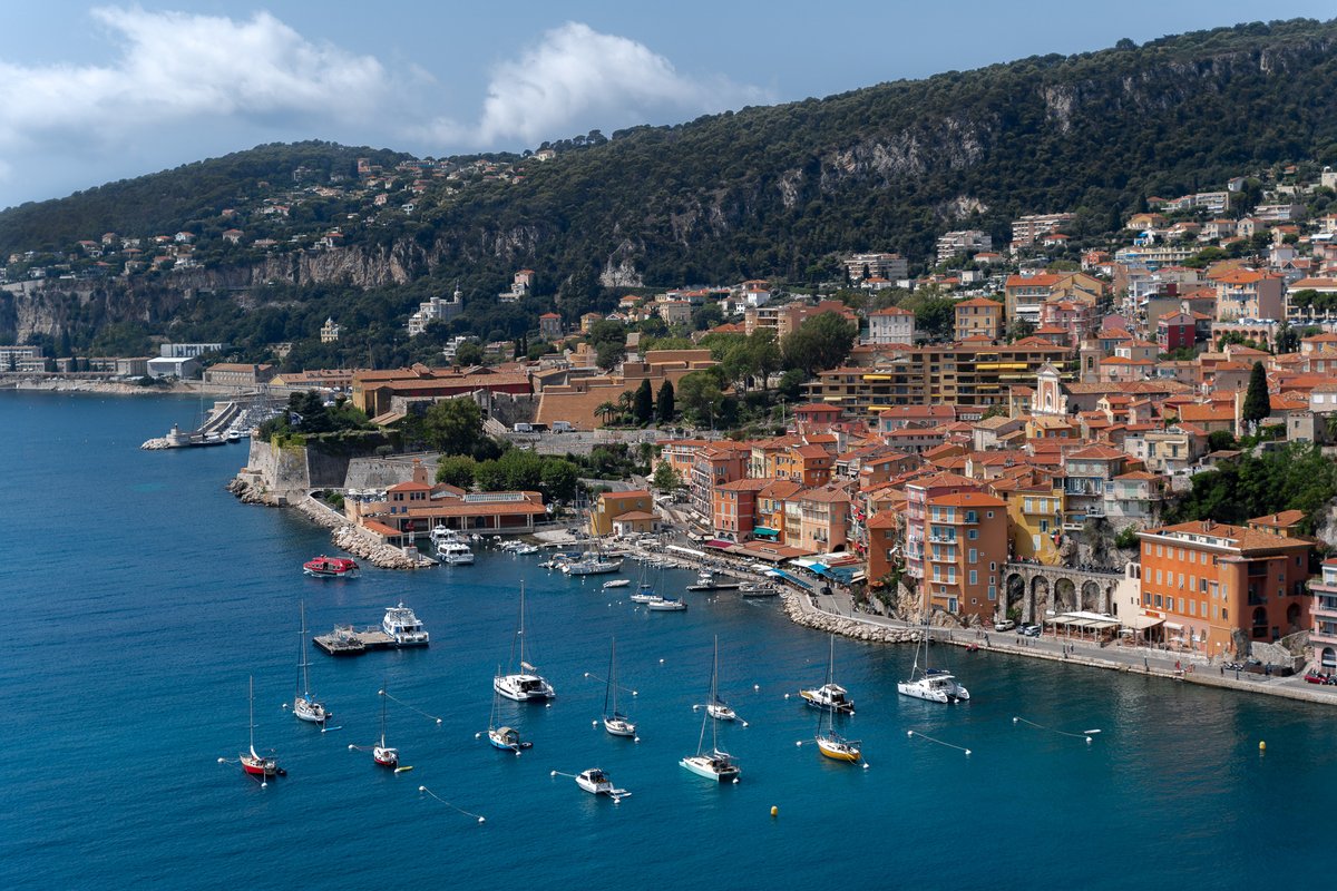 Discover Villefranche-sur-Mer, one of the most colorful towns on Cote d’Azur 🌈 Post ➡️ happylittletraveler.com/things-to-do-i… Video ➡️ youtu.be/5FyBnbSA4Rs Have you been in Villefranche? Did you like it too? 👀 #travelblogger #traveling #CotedAzurFrance @ExploreNCA @VisitCotedazur