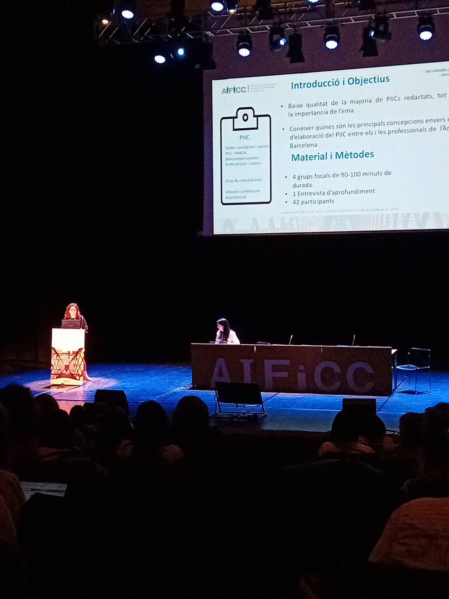 @apicsmetronord Elisabet Fructuoso, gestora de casos del CAP Singuerlin, presenta una de les 14 comunicacions orals escollides entre els més de 300 treballs presentats al XVI congrés del'@AIFICC . Un estudi qualitatiu de la opinió dels professionals sobre l'ús del #PIIC .