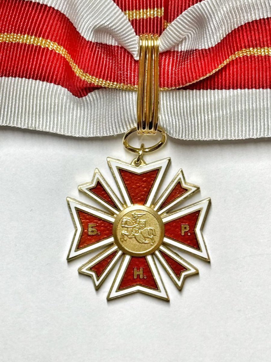 За надзвычайны асабісты ўнёсак у справу нацыянальнага адраджэньня і аднаўленьня незалежнасьці Беларусі Стіаршыня Рады БНР І. Сурвілла надала Зянону Пазьняку  тытул кавалера Ордэна Пагоні з уручэньнем адзнакі Камандорскага Крыжу Ордэна Пагоні (найвышэйшай узнагароды Рады БНР).