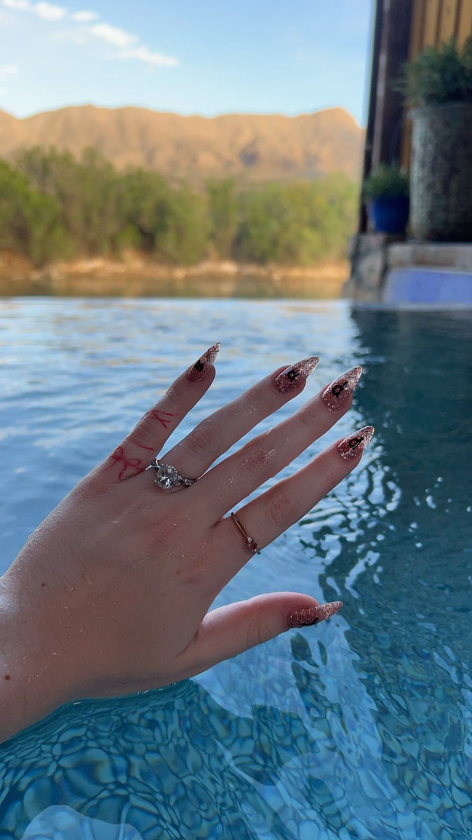 maddy_blairrr's tweet photo. 💗💍💞 https://t.co/qgLZJL2TO6