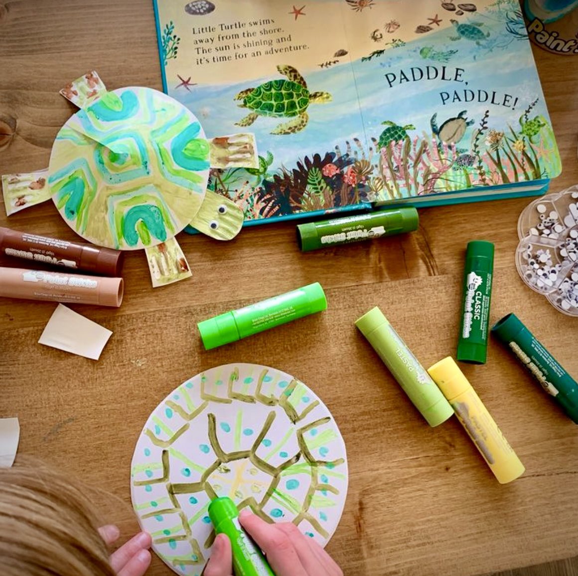 yuvalzommer's tweet photo. Introducing the ‘Paper Plate Turtles’! 🐢👏🏼
(all you need is a paper plate, sticky tape and crayons 🖍️)

#EveryChildIsAnArtist #recyclecraftcreate https://t.co/B6o9qstbeX