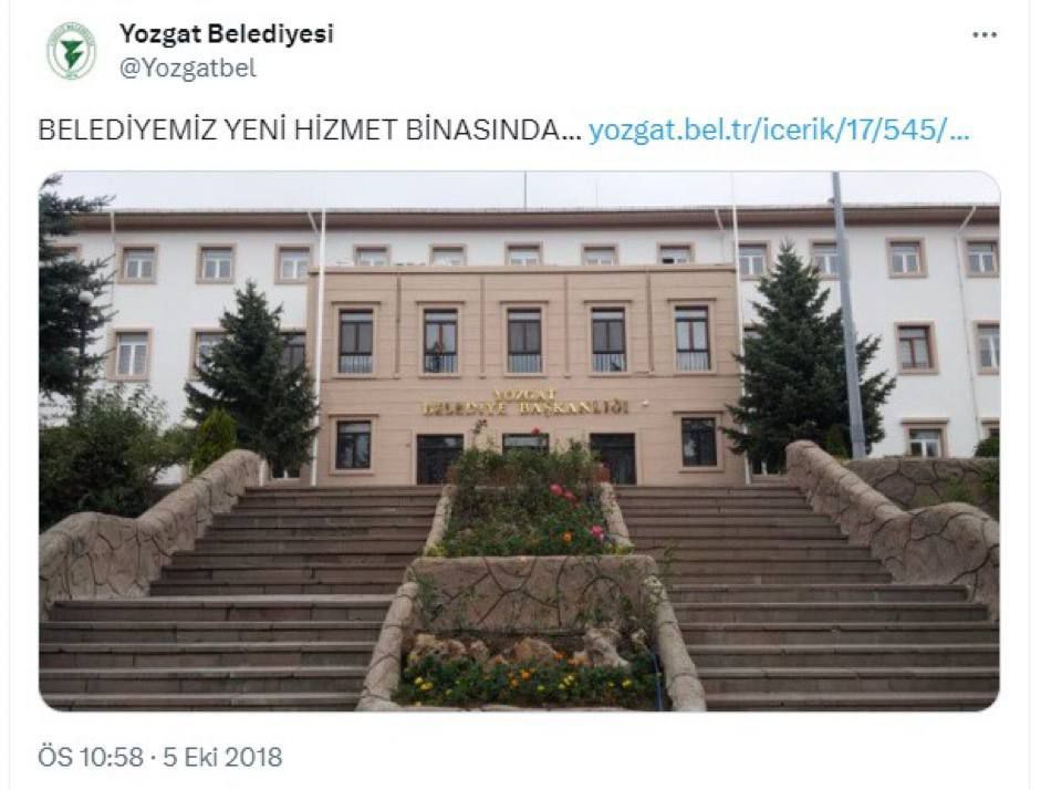 Yozgat Belediye binasının 2018 yılında “Yozgat Belediyesi” tabelasıyla hizmete açıldığı, bugün tabelaya T.C. ibaresi ekleyerek video paylaşan Kazım Arslan'ın o dönemde de Yozgat Belediye Başkanı olduğu ortaya çıktı