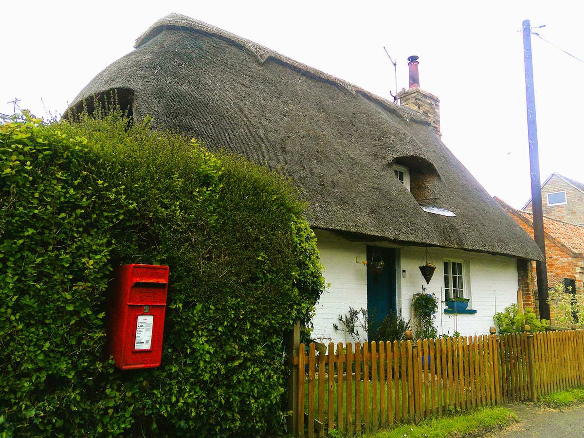 Enjoy your Saturday everyone👍. I found this postbox in Boxworth Cambridgeshire📮for #PostboxSaturday. #SpottedOnMyWalk