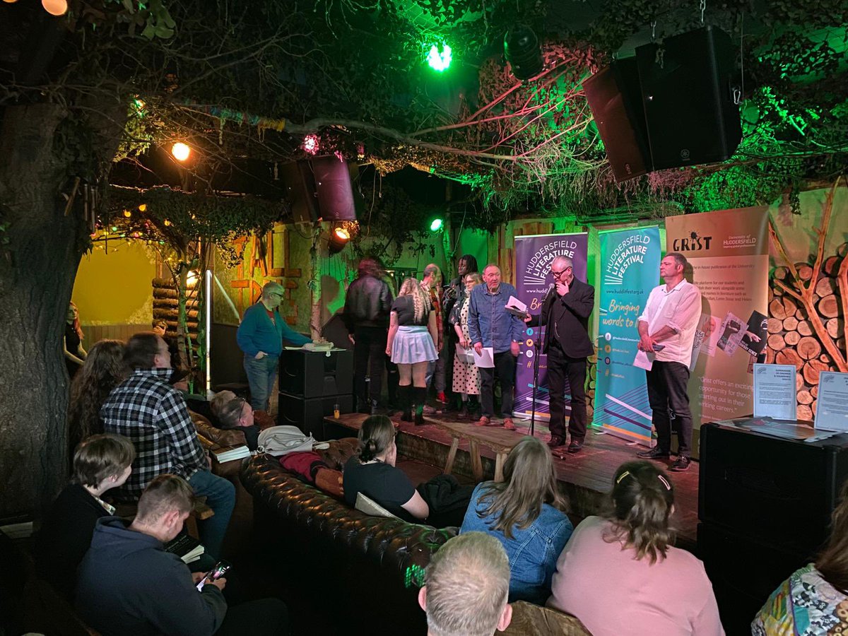 Also this evening at Small Seeds venue, Michael Stewart presented the launch of Grist’s latest anthology which features established alongside emerging writers 🤓📚

#huddlitfest24 #huddersfieldliteraturefestival #gristliterarysalon