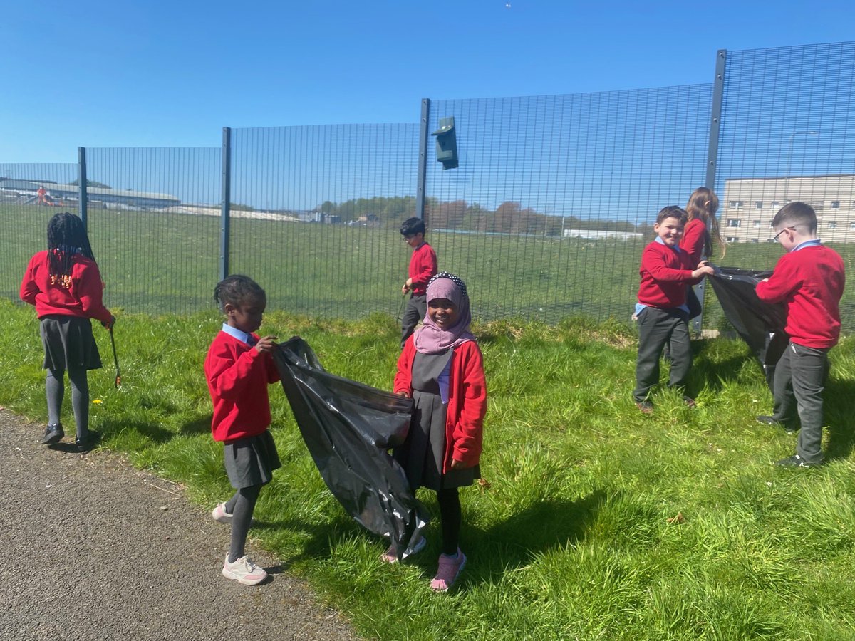 As part of #SpringCleanScotland, for #KeepScotlandBeautiful, it was a glorious day yesterday for a litter-pick (and for some reading in the sunshine).♻️🚮 @KSBScotland @EcoSchoolsInt