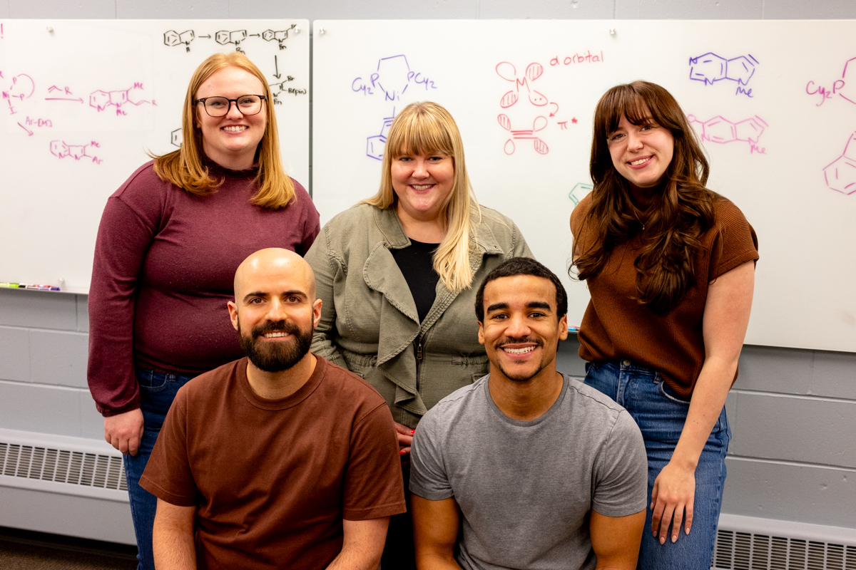 The Roberts Group (@robertsgroupumn) was published in Science earlier today! 👏📰 Check out the story behind the paper: cse.umn.edu/chem/news/robe…