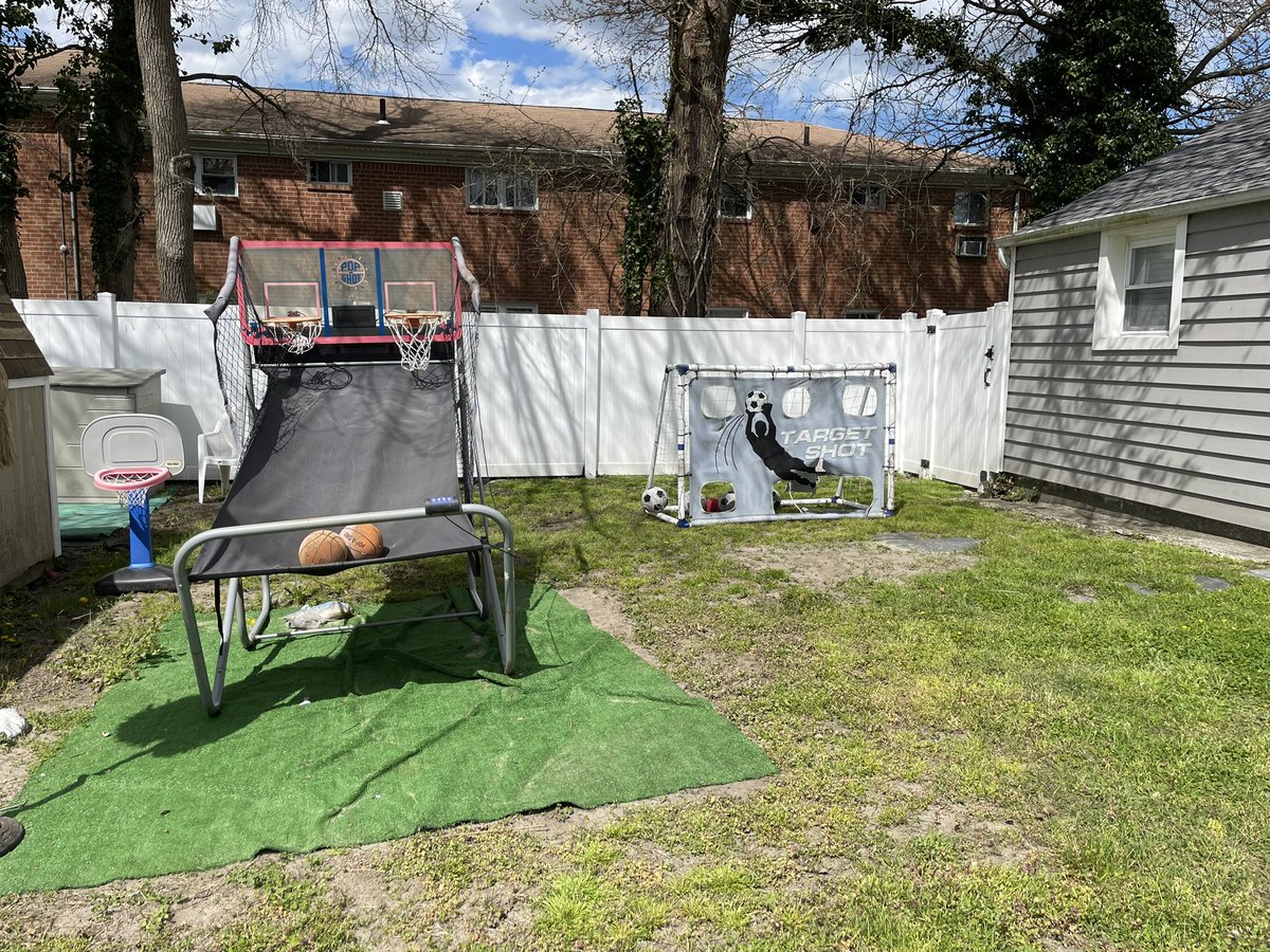 The weather is getting nicer so stop by Big Beats Backyard to relax in the sun before or after your lesson☺️ . . #summervibes #backyard #playground #musicstudio #musicschool